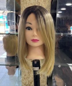 باروكة جذور أمامية (Front Lace) قصيرة ناعم ستريت لون أشقر رمادي فاتح مع جذور بني – مظهر عصري أنيق