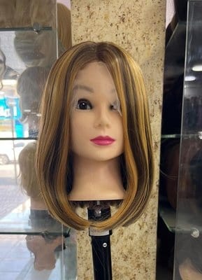 باروكة جذور أمامية (Front Lace) قصيرة ناعمة ستريت لون بني مخصل ذهبي – مظهر طبيعي أنيق