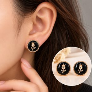 حلق نسائي أقراط بتصميم وردة ذهبية على خلفية سوداء لامعة